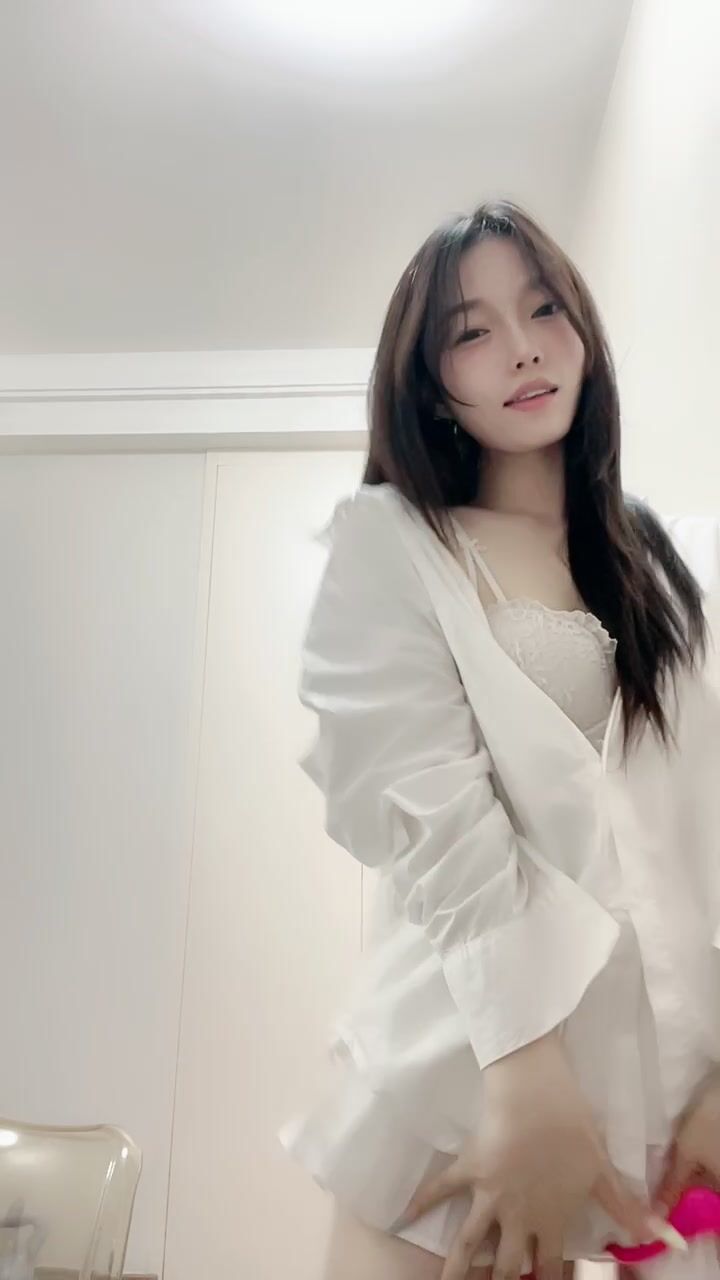 极品高颜值小姐姐『糖心蛋蛋』清纯嫩妹逼脸同框跳蛋自慰，极品粉嫩身材男人看了就想侵犯2