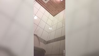 快餐店女厕真实偷拍，超多小姐姐方便，闷骚眼镜妹的豹纹透明内裤简直太撩人了7