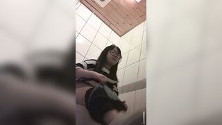 快餐店女厕真实偷拍，超多小姐姐方便，闷骚眼镜妹的豹纹透明内裤简直太撩人了7