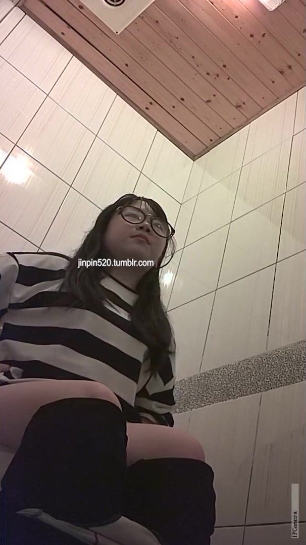 快餐店女厕真实偷拍，超多小姐姐方便，闷骚眼镜妹的豹纹透明内裤简直太撩人了7