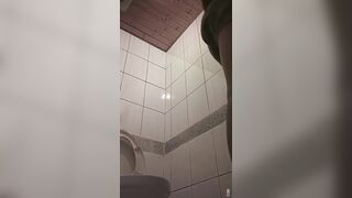 快餐店女厕真实偷拍，超多小姐姐方便，闷骚眼镜妹的豹纹透明内裤简直太撩人了9