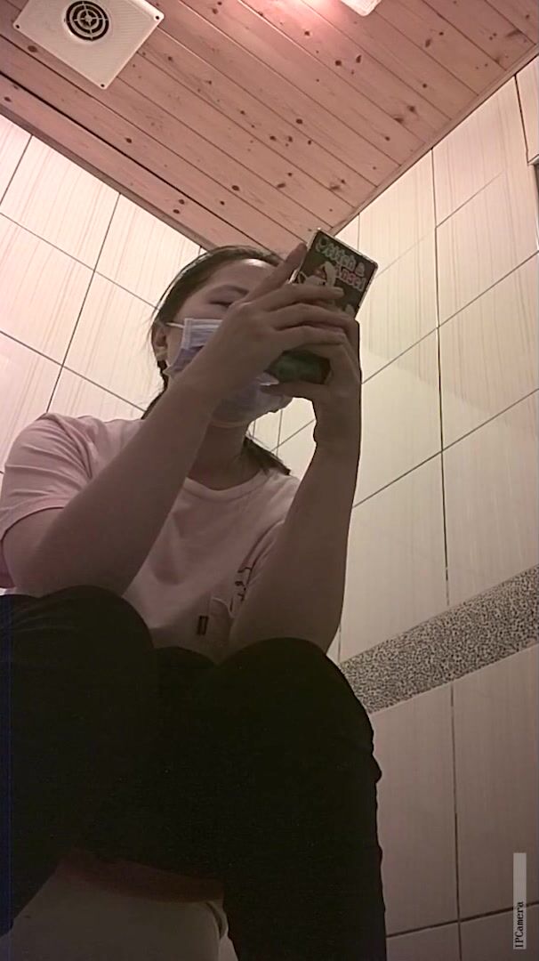 快餐店女厕真实偷拍，超多小姐姐方便，闷骚眼镜妹的豹纹透明内裤简直太撩人了10