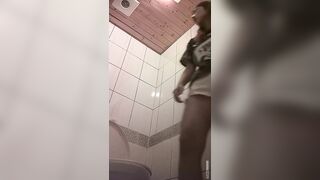 快餐店女厕真实偷拍，超多小姐姐方便，闷骚眼镜妹的豹纹透明内裤简直太撩人了11