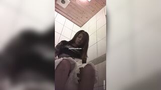 快餐店女厕真实偷拍，超多小姐姐方便，闷骚眼镜妹的豹纹透明内裤简直太撩人了11