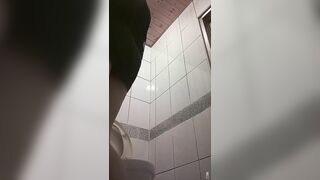 快餐店女厕真实偷拍，超多小姐姐方便，闷骚眼镜妹的豹纹透明内裤简直太撩人了00