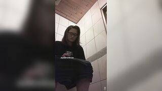 快餐店女厕真实偷拍，超多小姐姐方便，闷骚眼镜妹的豹纹透明内裤简直太撩人了00