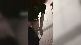 快餐店女厕真实偷拍，超多小姐姐方便，闷骚眼镜妹的豹纹透明内裤简直太撩人了00