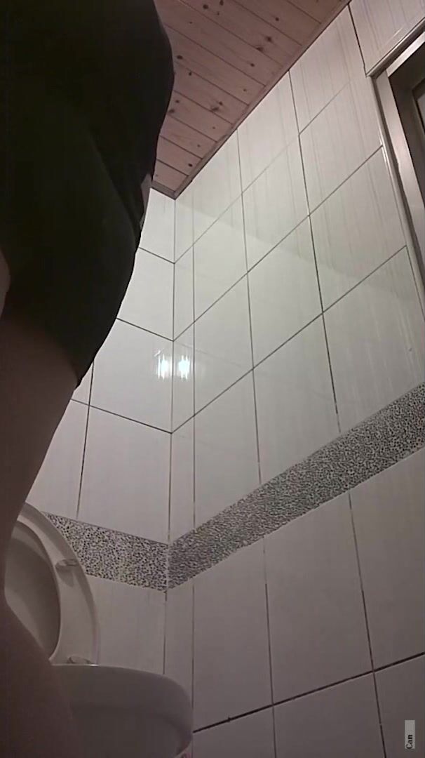 快餐店女厕真实偷拍，超多小姐姐方便，闷骚眼镜妹的豹纹透明内裤简直太撩人了00