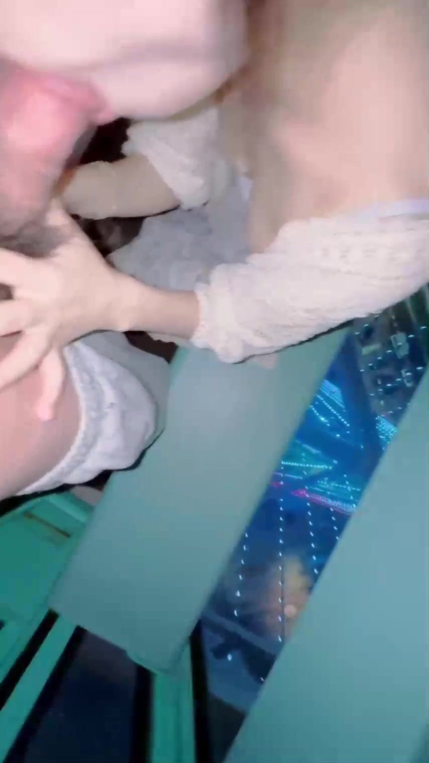 意淫自己妹妹 暑假带着的亲妹妹去游乐园晚上空中摩天轮插小嫩逼妹妹刺激的疯狂娇喘巨乳细腰怒射大满贯无水印原版