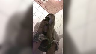 快餐店女厕真实偷拍，超多小姐姐方便，闷骚眼镜妹的豹纹透明内裤简直太撩人了0