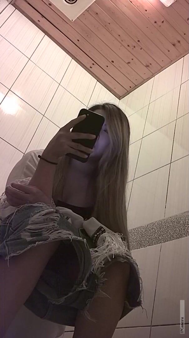 快餐店女厕真实偷拍，超多小姐姐方便，闷骚眼镜妹的豹纹透明内裤简直太撩人了0