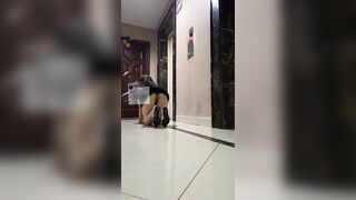 爱露出的反差人妻『于嘉瑶』户外露出勾引路人，优雅端庄的外表下有一颗淫荡的心 诱惑拉满