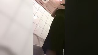 快餐店女厕真实偷拍，超多小姐姐方便，闷骚眼镜妹的豹纹透明内裤简直太撩人了111