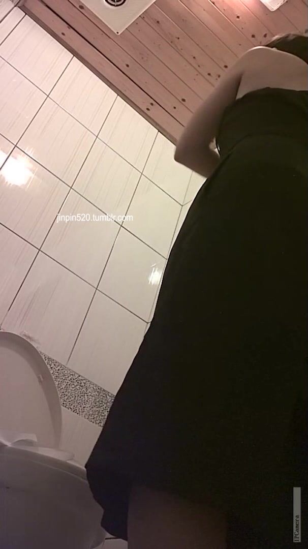 快餐店女厕真实偷拍，超多小姐姐方便，闷骚眼镜妹的豹纹透明内裤简直太撩人了111