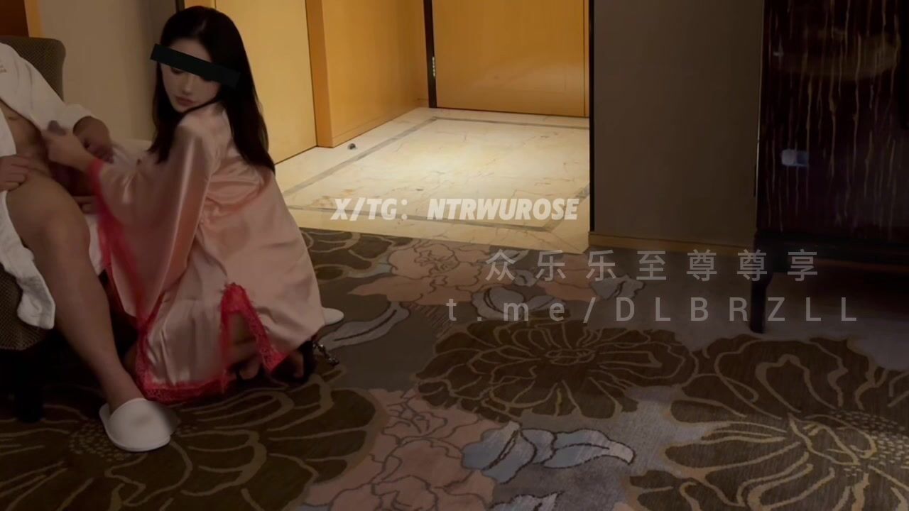 推特新晋高质量NTR绿帽夫妻明星颜值极品人妻「ROSEWU」《未知情的插入》没做沟通突然开始肛交，老婆被插到喷水