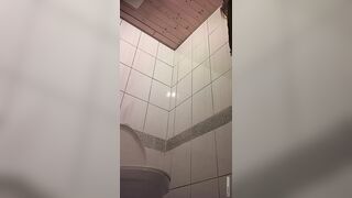 快餐店女厕真实偷拍，超多小姐姐方便，闷骚眼镜妹的豹纹透明内裤简直太撩人了