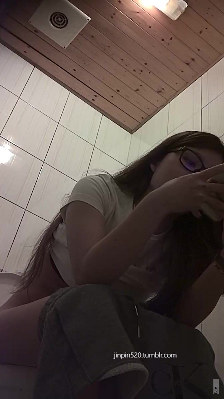 快餐店女厕真实偷拍，超多小姐姐方便，闷骚眼镜妹的豹纹透明内裤简直太撩人了1