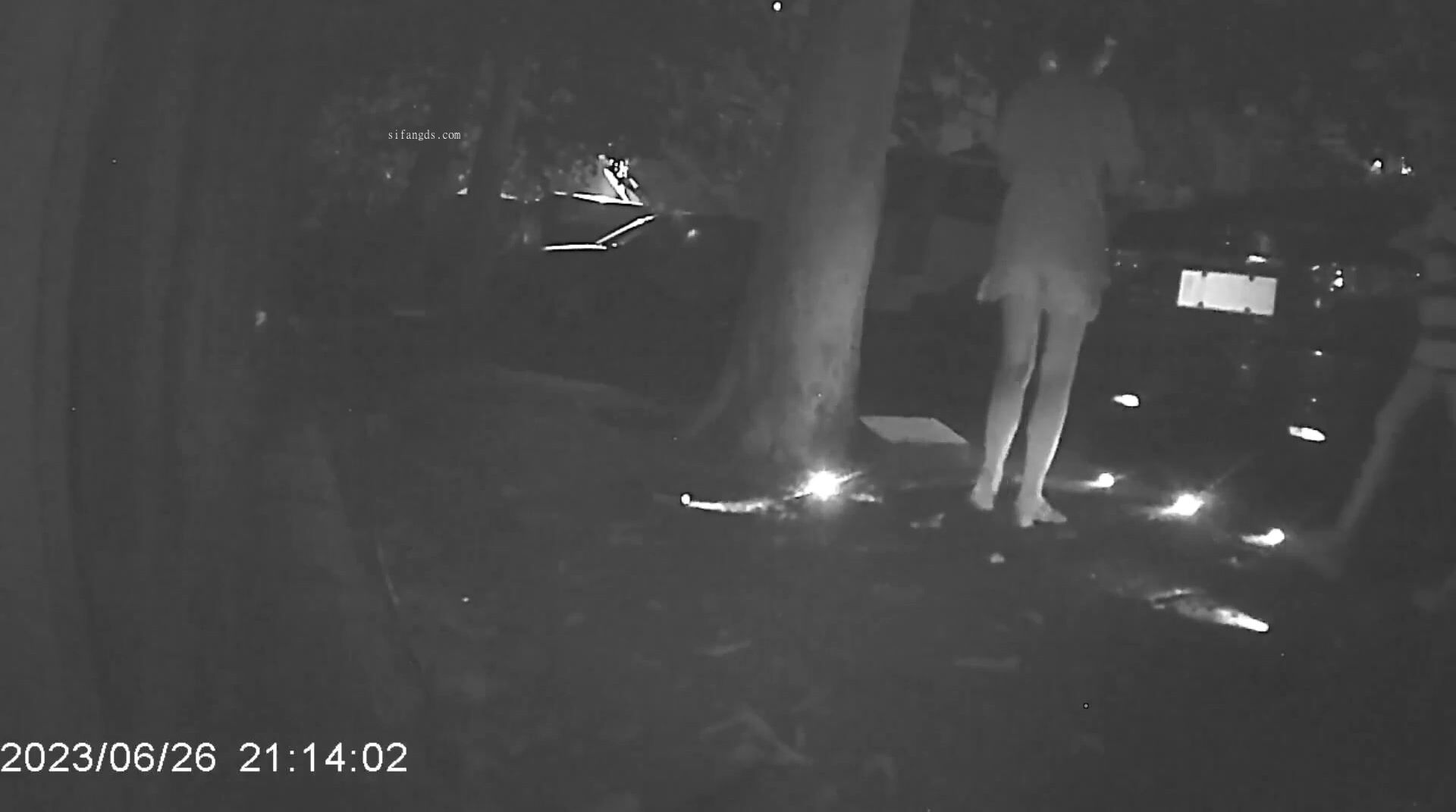 传说中的国产野外放尿神作两位姑娘光顾临路边老赵家大牌档嫌弃厕所太脏偷偷到停车场随地大小便活该被偷拍