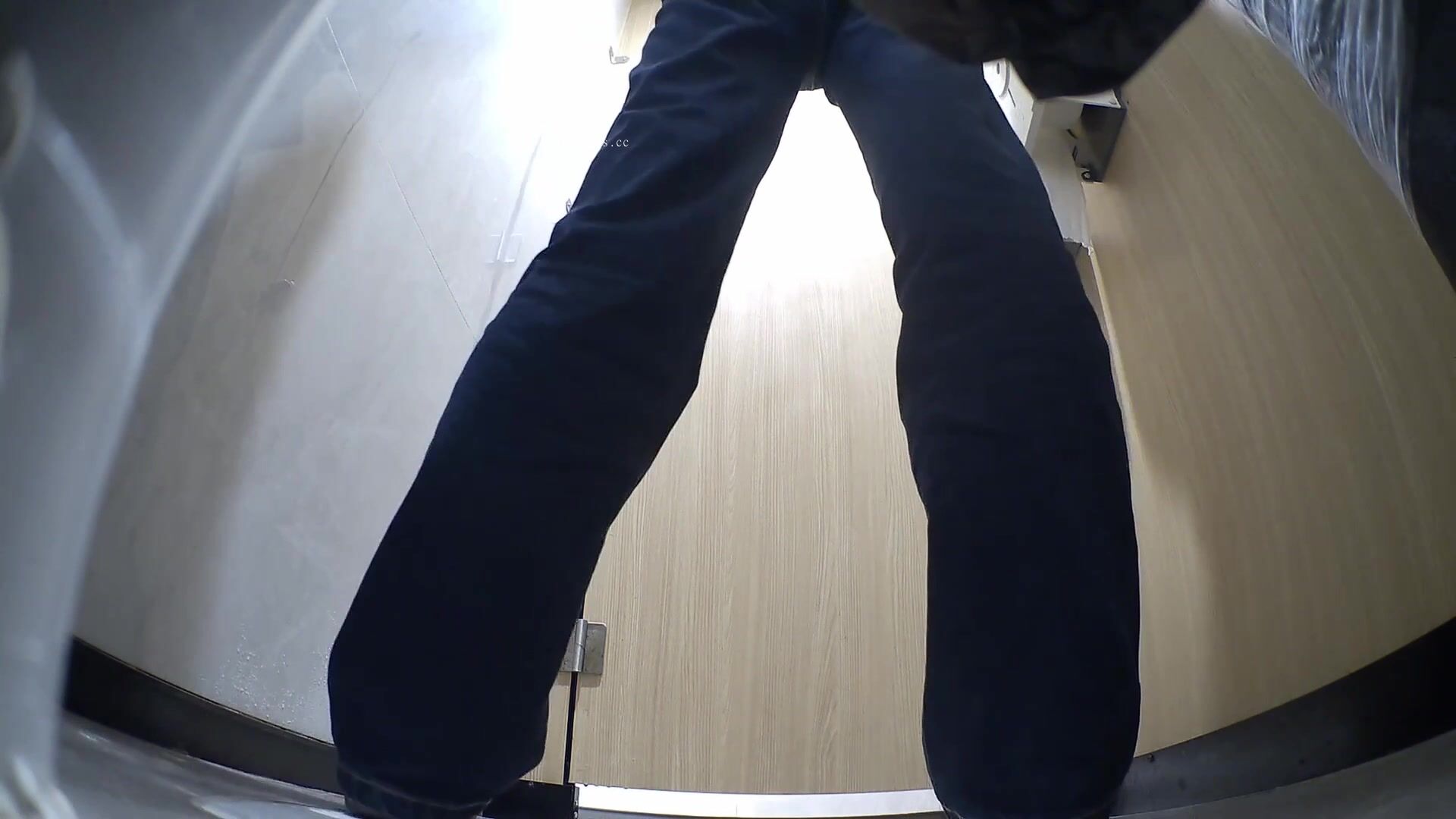 精品厕拍③，美女多多商场女厕真实偷拍，超多小姐姐入镜，后位近景大白屁股像坐在镜头上一样12