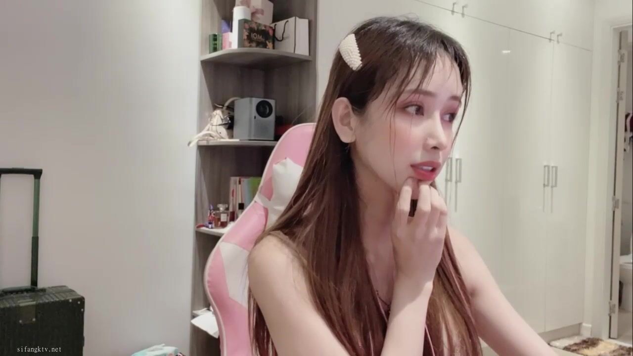 初恋感觉，高颜值女神【anna102】尺度再度升级，裸舞道具M腿脸穴同框自慰诱惑5