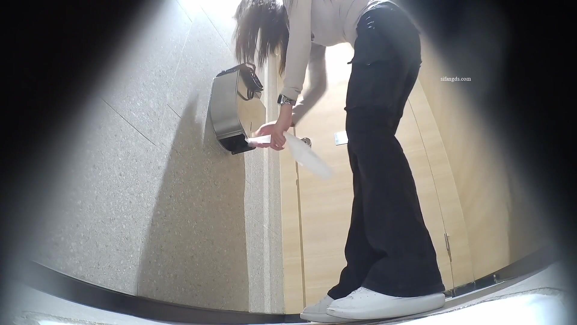 七月最新流出精品厕拍 夜总会女厕高清后拍极品小姐姐逼上贴了张纸尿液顺着纸巾流下掉落满逼的白带超级反差