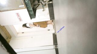 商场女厕全景偷拍多位美女嘘嘘 还有几位极品御姐BB还是粉嫩粉嫩的