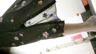 商场女厕全景偷拍多位美女嘘嘘 还有几位极品御姐BB还是粉嫩粉嫩的