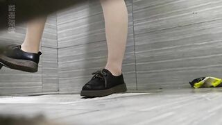 七月流出厕拍大神猫眼手持闯拍 高校女厕偷拍模特身材颜值美女拨开逼逼露出性感的逼毛.