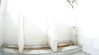 服装厂内部女厕全景偷拍多位女职员嘘嘘 还有几位不错的美少妇