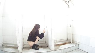 服装厂内部女厕全景偷拍多位女职员嘘嘘 还有几位不错的美少妇