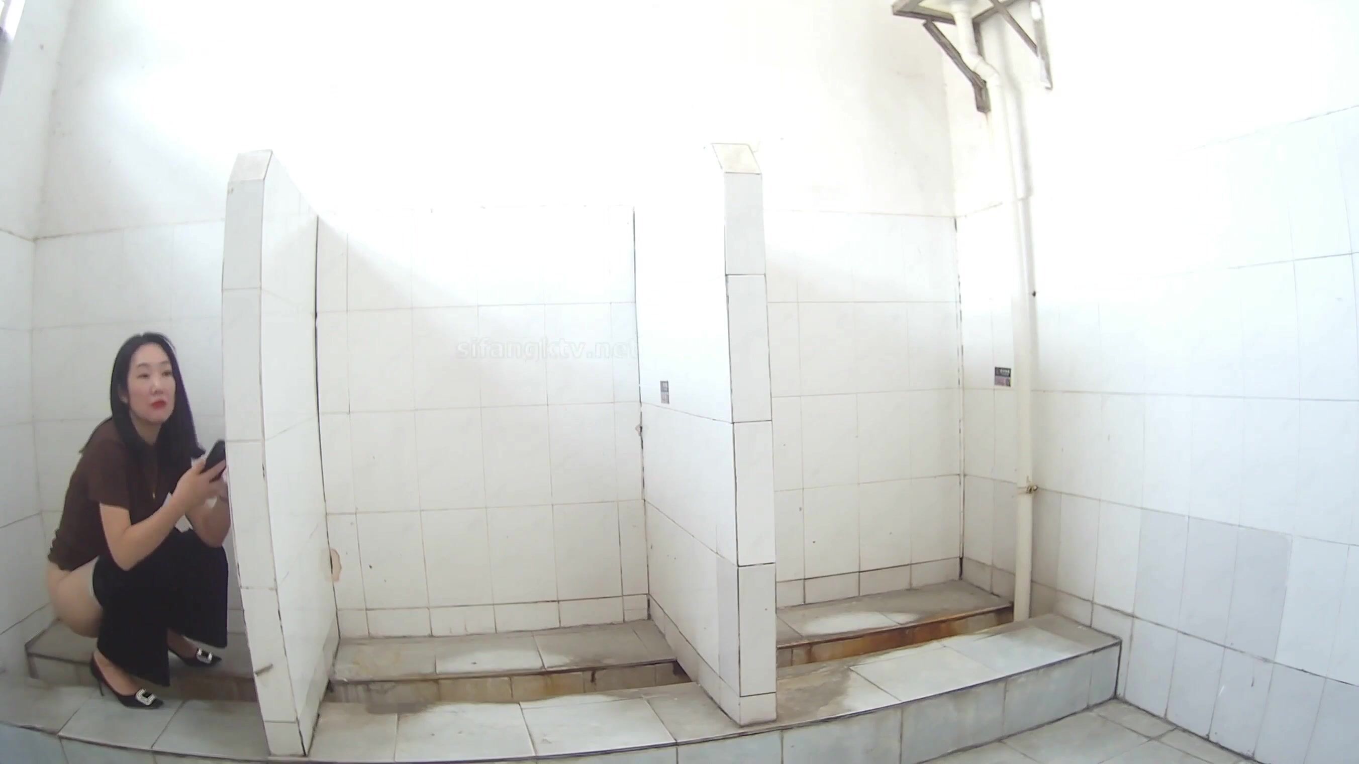 服装厂内部女厕全景偷拍多位女职员嘘嘘 还有几位不错的美少妇