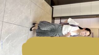 7月新流出厕拍大神 潜入某机构女厕变焦高清偷拍几个少妇的逼逼