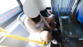 一个饥渴小少妇，完美露脸公交车上的诱惑