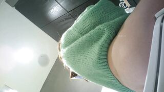 餐厅女厕全景偷拍风韵少妇 人美B肥.a