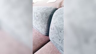 【剧情演绎】超骚的大奶骚货勾引炮友 边看片边帮其打飞机，主动骑乘摇曳肏屄