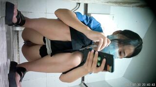 公共女蹲厕脸逼同框，近距离偷拍数位小姐姐大小便，一线天美鲍太赞了1