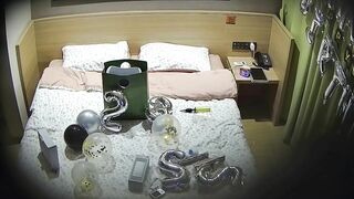 七月最新酒店偷拍 骚妹为男友23岁庆生布置浪漫现场也把自己包装好送他穿上情趣丝袜做爱17
