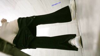 大神潜入酒店女厕全景偷拍 几位极品御姐保养的还不错的肥美鲍鱼