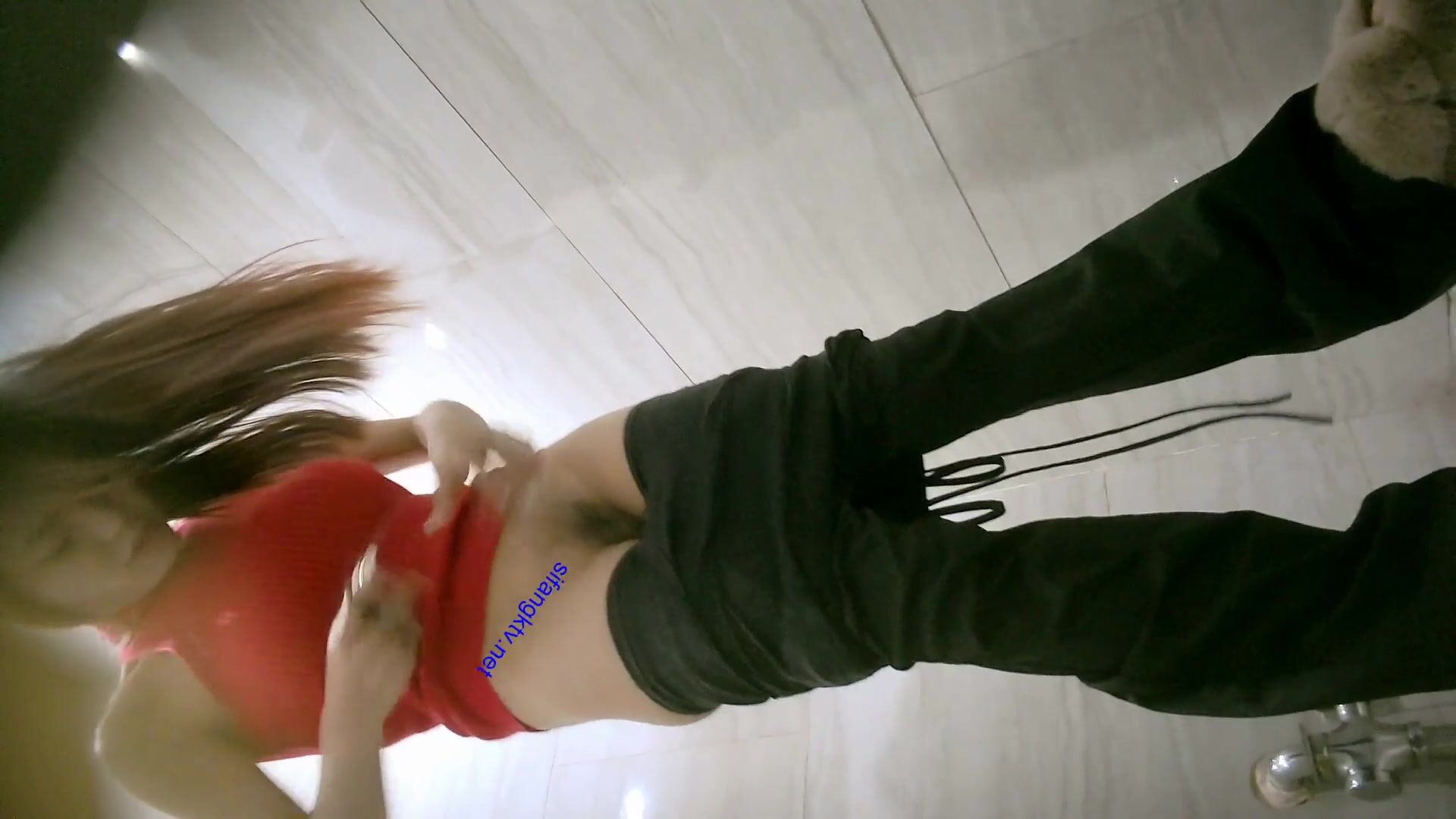 大神潜入酒店女厕全景偷拍 几位极品御姐保养的还不错的肥美鲍鱼