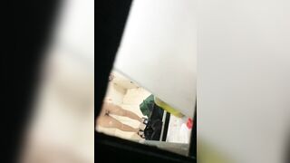 冒死爬墙偷窥楼下刚下班的小姐姐洗澡 身材还不错就是奶子小了点.