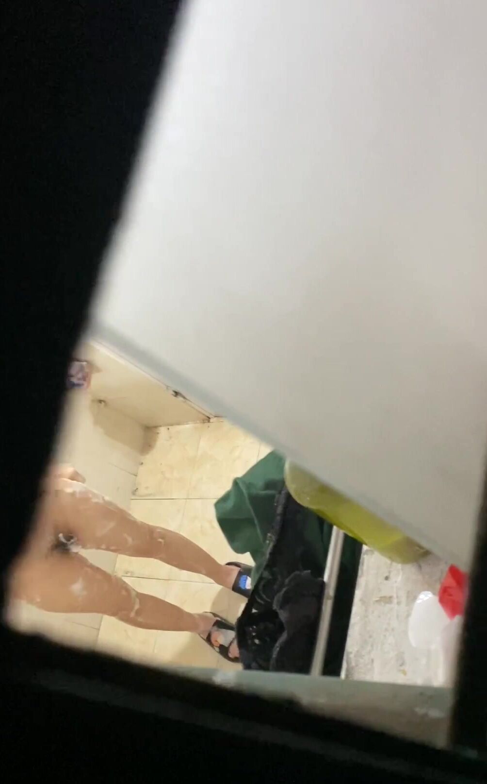 冒死爬墙偷窥楼下刚下班的小姐姐洗澡 身材还不错就是奶子小了点.