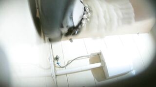 大神潜入大学女生宿舍全景偷拍 几位漂亮学姐的各种美鲍