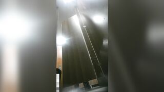 女厕全景偷拍两位少妇嘘嘘 大长腿美女人美B嫩