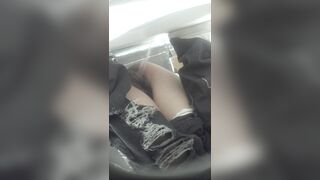 女厕全景偷拍两位少妇嘘嘘 大长腿美女人美B嫩