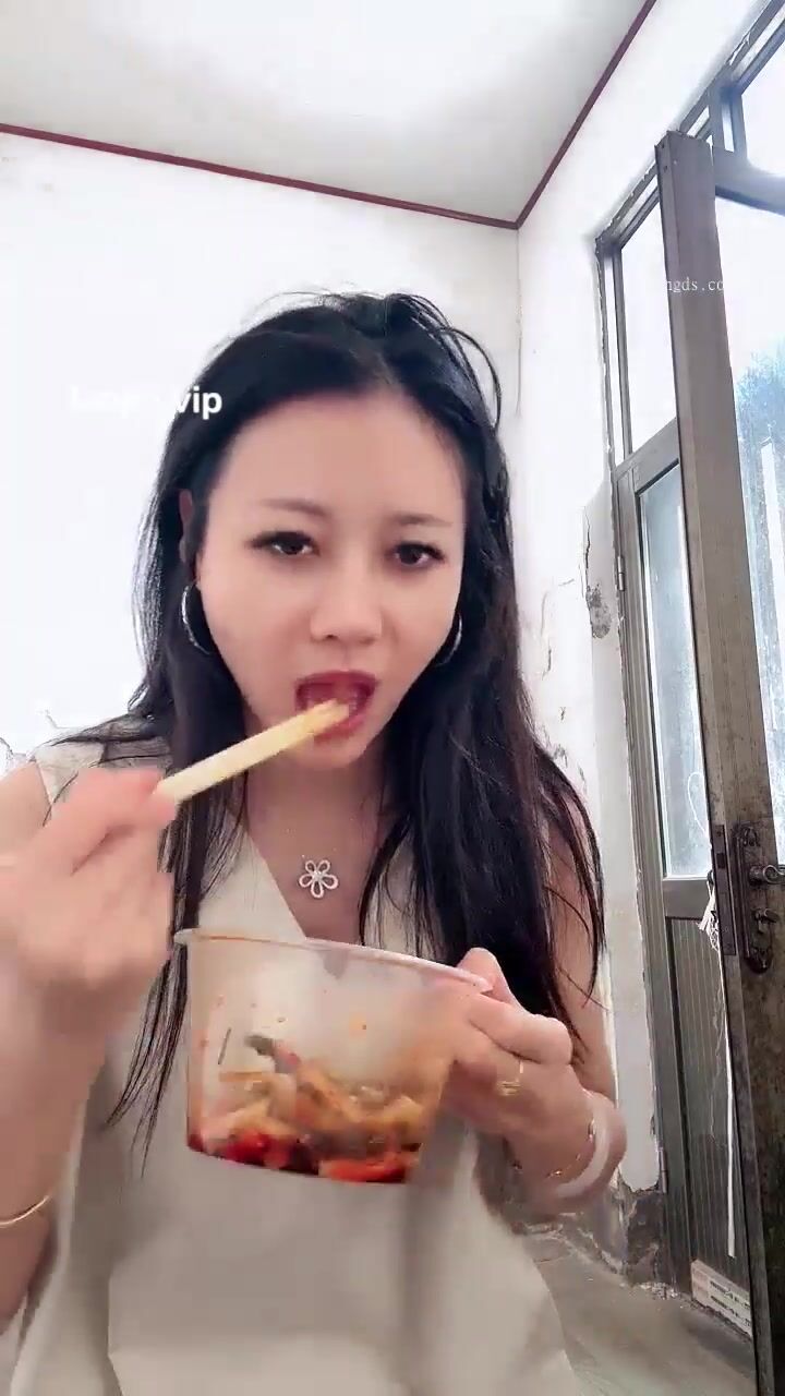 2025年7月，真实东北韵味少妇，【终于你】，白天家里没人客厅脱光，晚上趁老公睡着又偷偷直播收费