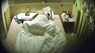 七月最新酒店偷拍 骚妹为男友23岁庆生布置浪漫现场也把自己包装好送他穿上情趣丝袜做爱8