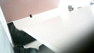 酒吧女厕全景偷拍多位高颜值小姐姐 最后一位小姐姐死死的盯着摄像头难道被她发现了