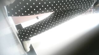 酒吧女厕全景偷拍多位高颜值小姐姐 最后一位小姐姐死死的盯着摄像头难道被她发现了