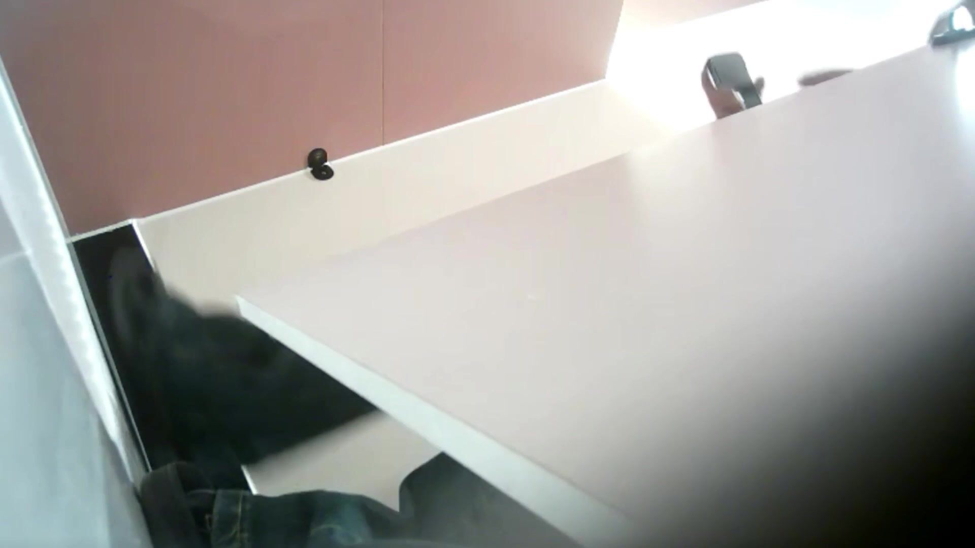 酒吧女厕全景偷拍多位高颜值小姐姐 最后一位小姐姐死死的盯着摄像头难道被她发现了