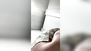 大神潜入办公楼女厕近距离贴B拍6位美女同事的各种鲍鱼.